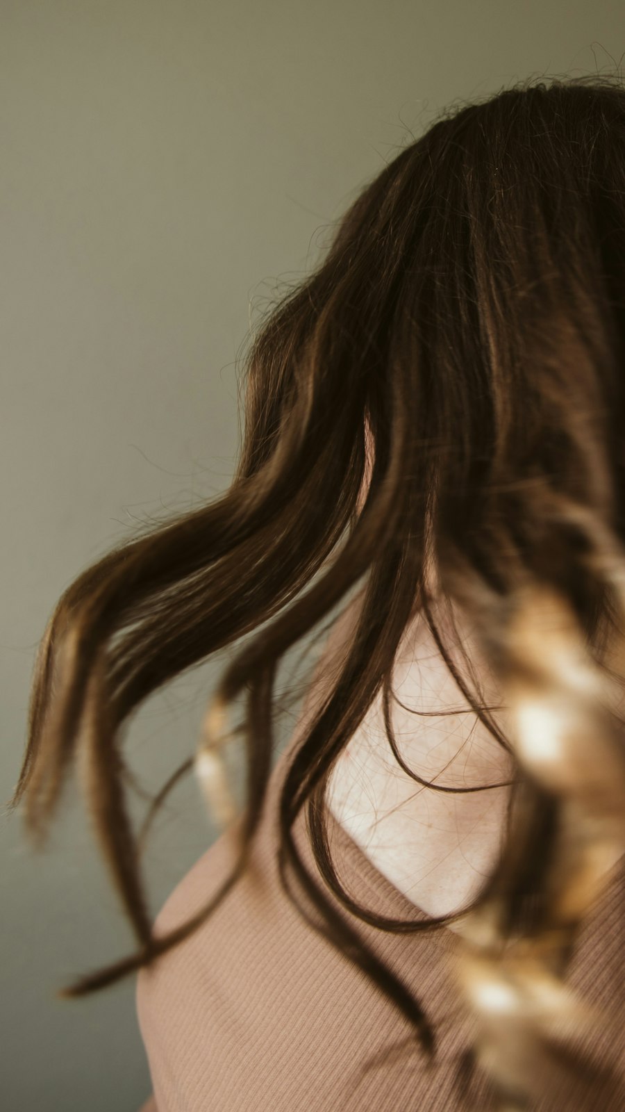 Langes braunes Haar in Bewegung