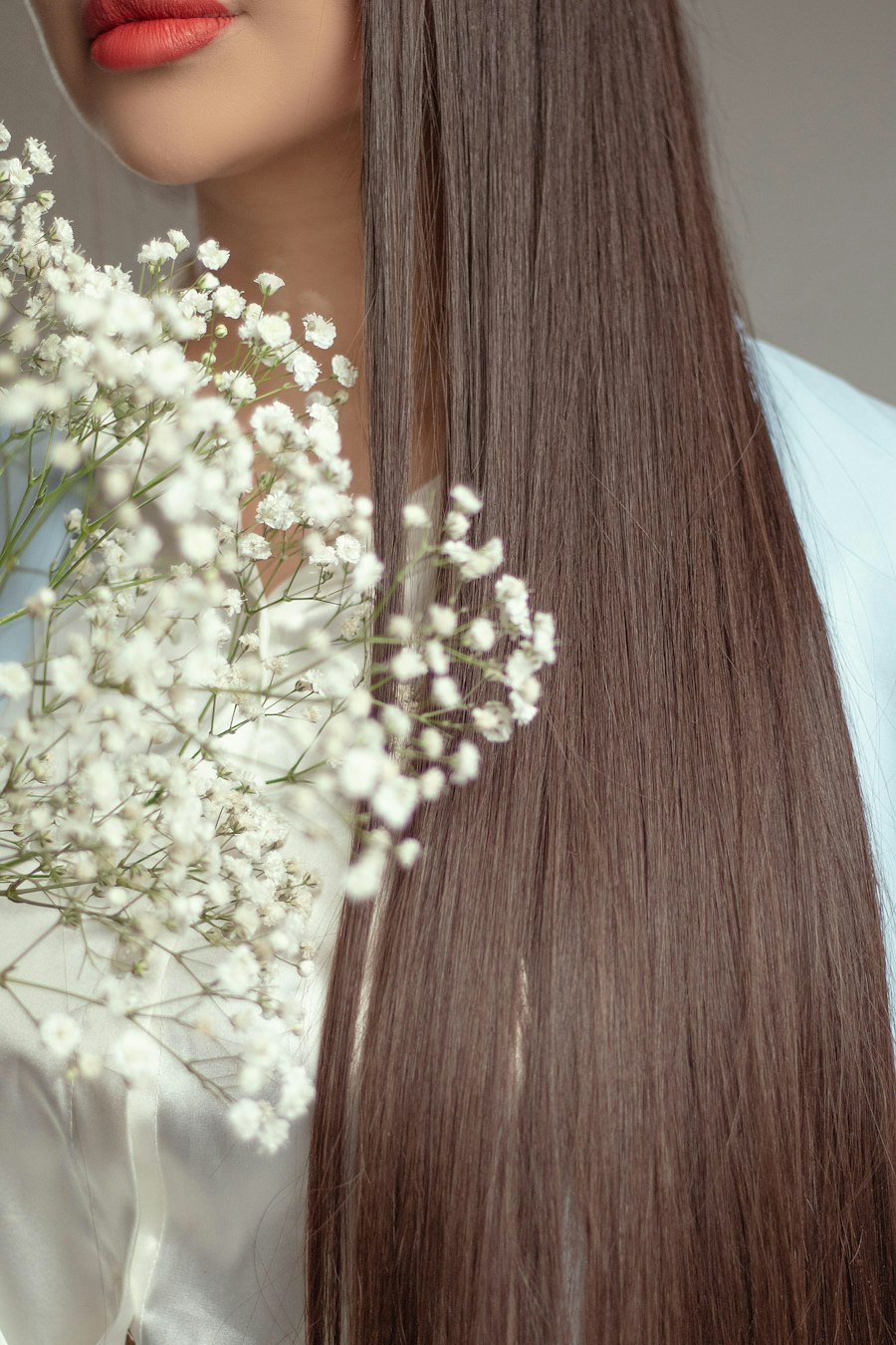 Glattes, glänzendes brünettes Haar